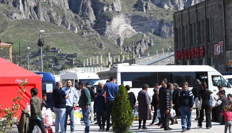 لاجئون يصلون إلى مدينة غوريس الحدودية في أرمينيا