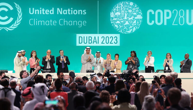 رئيس مؤتمر COP28 سلطان الجابر (في الوسط)، ومسؤول الأمم المتحدة للمناخ سيمون ستيل (الرابع من اليسار) وغيرهم من المشاركين على خشبة المسرح خلال الجلسة العامة الختامية لمؤتمر الأمم المتحدة لتغير المناخ، COP28، في مدينة إكسبو في دبي
