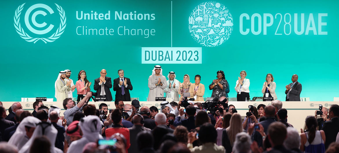 رئيس مؤتمر COP28 سلطان الجابر (في الوسط)، ومسؤول الأمم المتحدة للمناخ سيمون ستيل (الرابع من اليسار) وغيرهم من المشاركين على خشبة المسرح خلال الجلسة العامة الختامية لمؤتمر الأمم المتحدة لتغير المناخ، COP28، في مدينة إكسبو في دبي