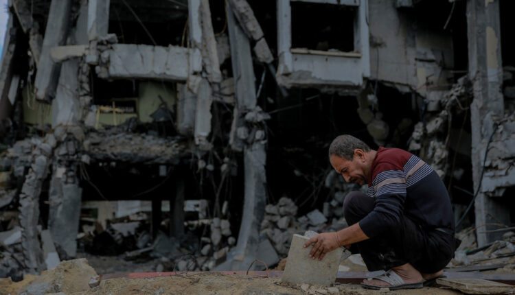 رجل يبحث بين أنقاض منزله المدمر في مدينة الشيخ زايد شمال قطاع غزة