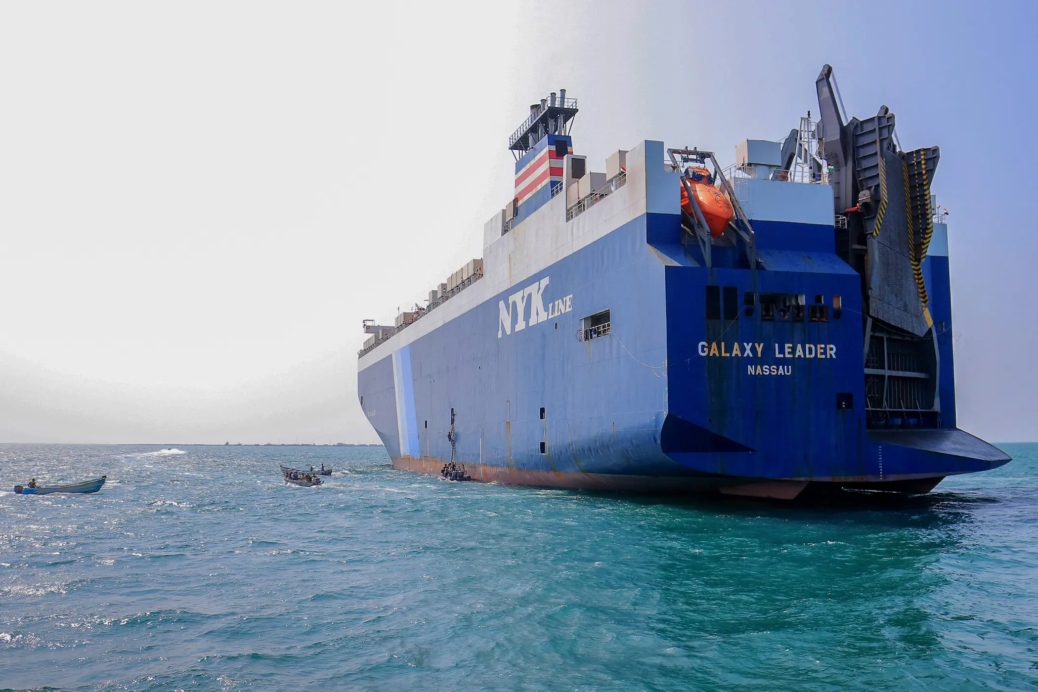 "غالاكسي ليدر"، سفينة استولت عليها جماعة الحوثيين المسلحة في 19 نوفمبر/تشرين الثاني 2023، في ميناء على البحر الأحمر في محافظة الحديدة في اليمن