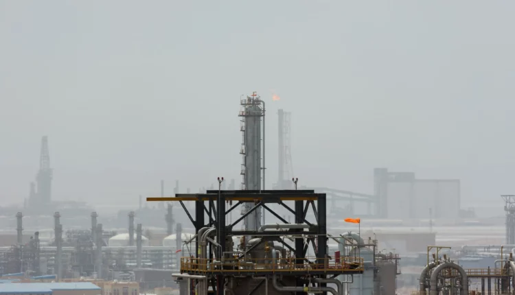 لهب متصاعد من حرق الغاز الناتج كنفايات في مصفاة ومجمع للبتروكيماويات في الرويس، الإمارات