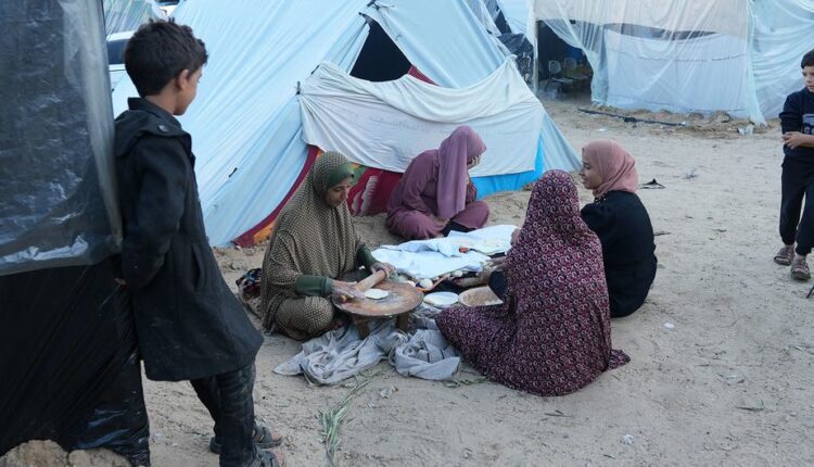 نازحون في مخيم بالقرب من مستشفى ناصر في خان يونس، جنوب قطاع غزة