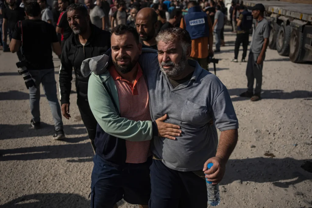 عمال فلسطينيون من غزة، كانت قد اعتقلتهم السلطات الإسرائيلية بعد 7 أكتوبر/تشرين الأول، أطلق سراحهم عبر معبر كرم أبو سالم في 3 نوفمبر/تشرين الثاني 2023 بعد قضاء أسبوعين محتجزين بمعزل عن العالم الخارجي