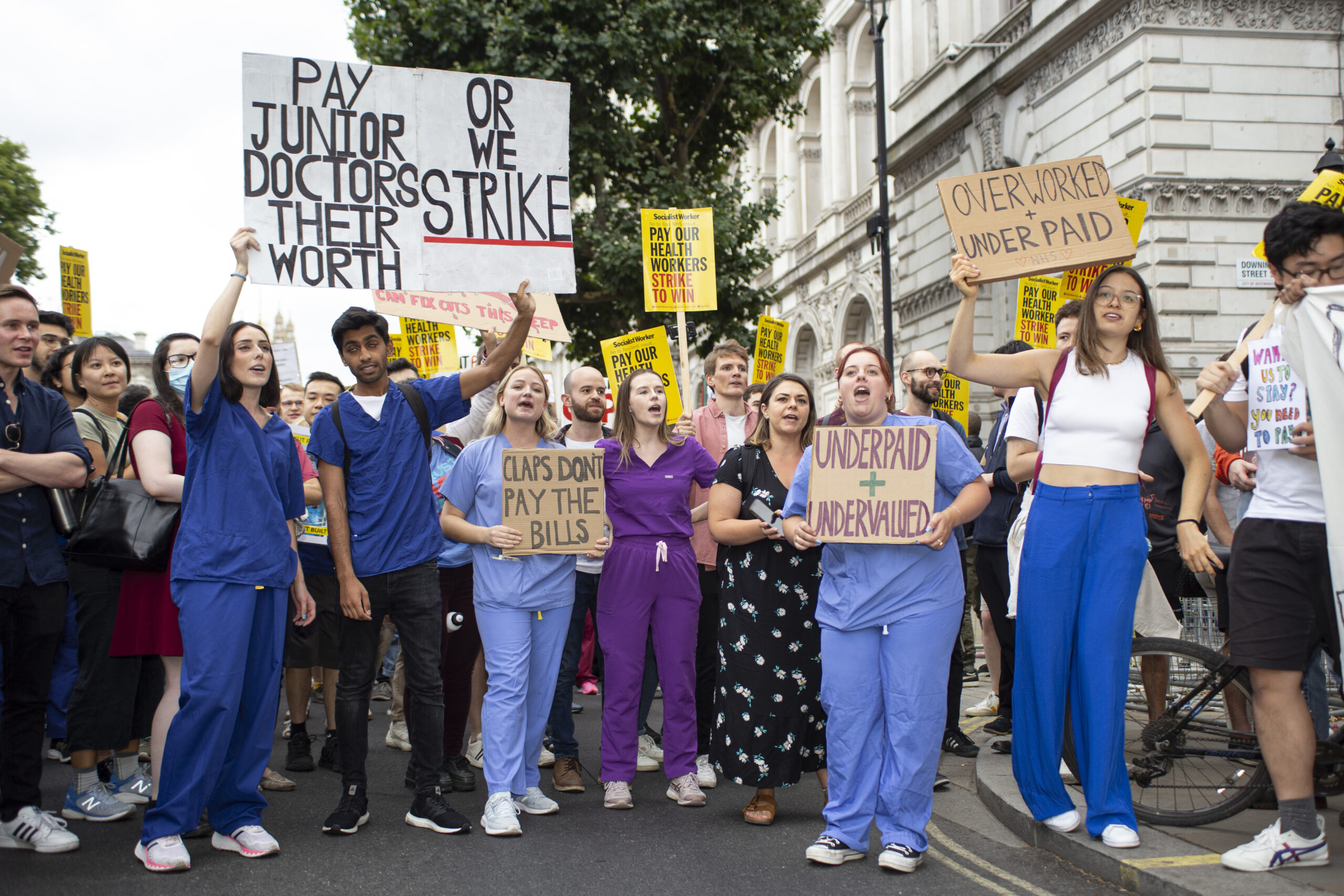الأطباء العاملين في إنجلترا يضربون عن العمل بسبب الخلاف المطول مع الوزراء حول الأجور والظروف