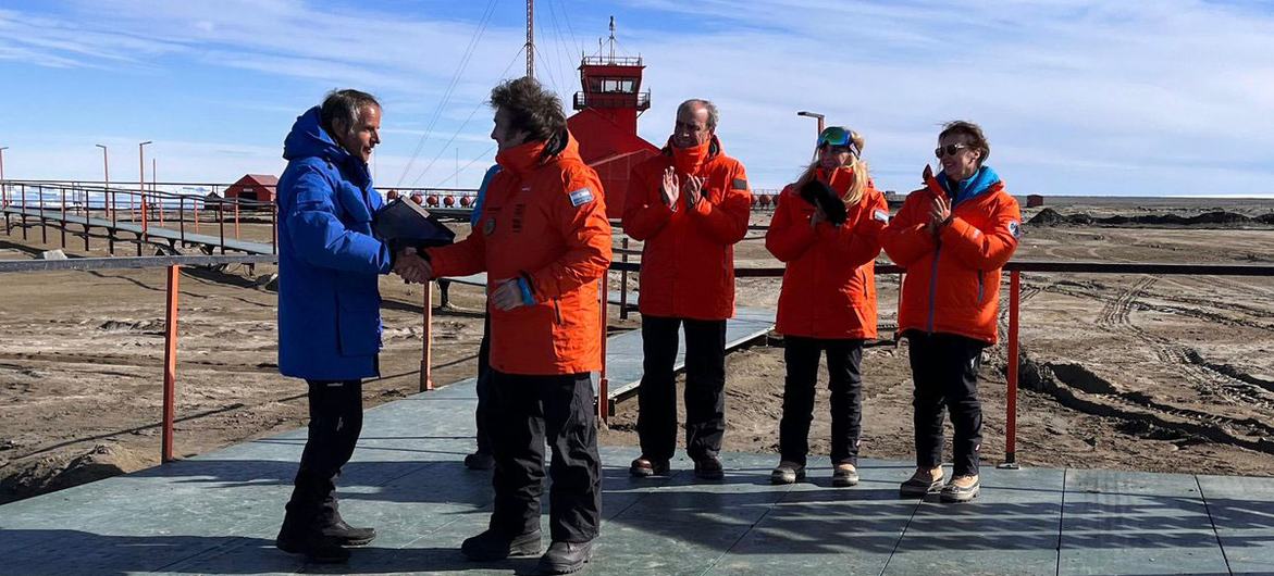 "رافائيل غروسي" المدير العام للوكالة الدولية للطاقة الذرية مع خبراء علميين من الوكالة من مختبرات البيئة البحرية في موناكو، في أول مهمة في القارة القطبية الجنوبية للتحقق من مسألة وجود مواد بلاستيكية دقيقة في القارة