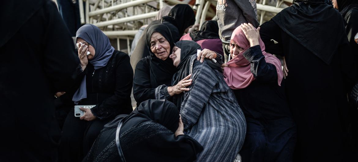 فلسطينيات يبكين حزنا على فقدان أحد أفراد أسرتهن في مستشفى ناصر في خان يونس، جنوب قطاع غزة