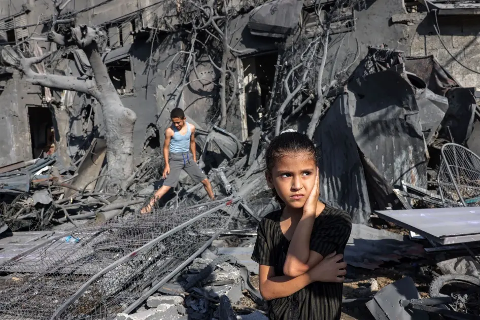 فتاة تقف بجانب الركام أمام مبنى أصيب بالقصف الإسرائيلي على رفح في جنوب قطاع غزة في 31 أكتوبر/تشرين الأول 2023. © 2023 محمد عبد/أ ف ب عبر غيتي إيمجز