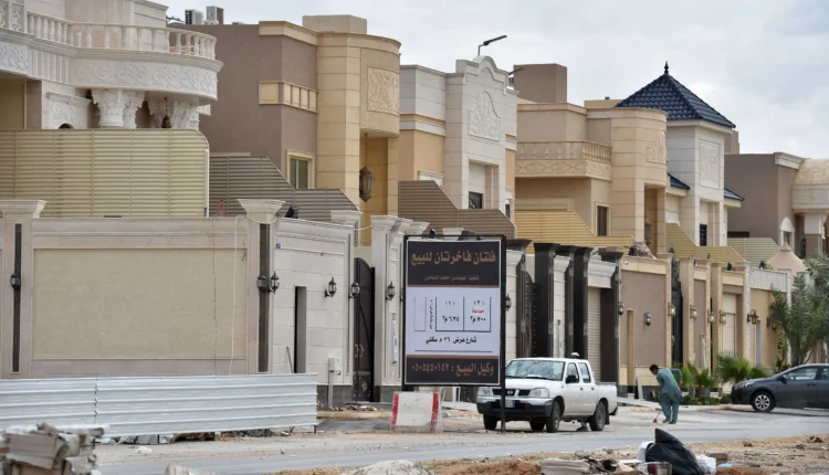 عمال وافدون يعملون في بناء منازل فخمة جديدة في العاصمة السعودية الرياض