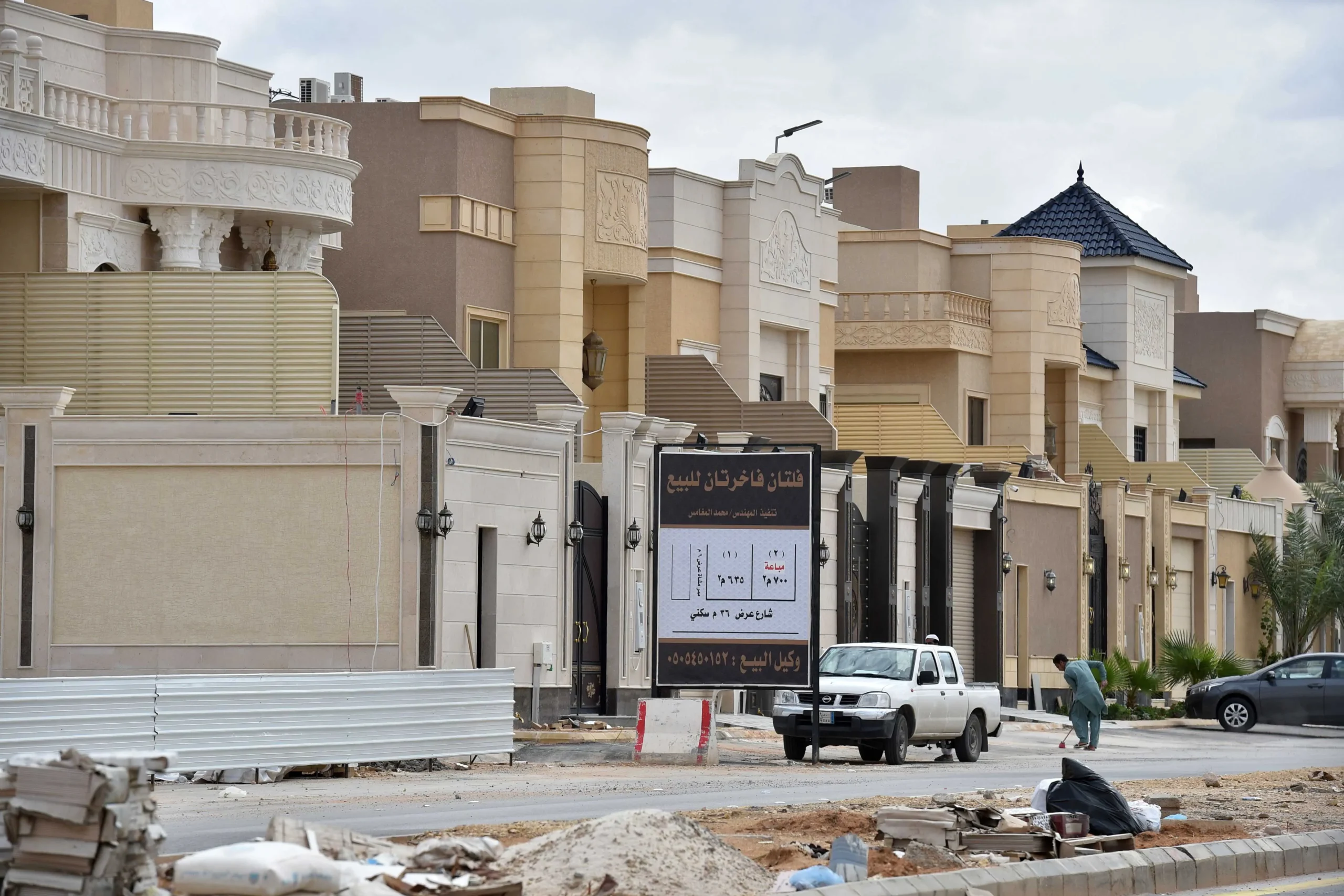 عمال وافدون يعملون في بناء منازل فخمة جديدة في العاصمة السعودية الرياض