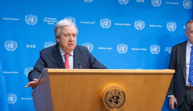 الأمين العام، أنطونيو غوتيريش وإلى يمينه المتحدث باسمه، ستيفان دوجاريك، خلال مؤتمر صحفي في نيويورك.