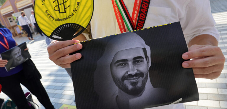 الإمارات العربية المتحدة السلطات تستهزئ بالعدالة من خلال محاكمة جماعية للمعارضين الرازحين وراء القضبان 1