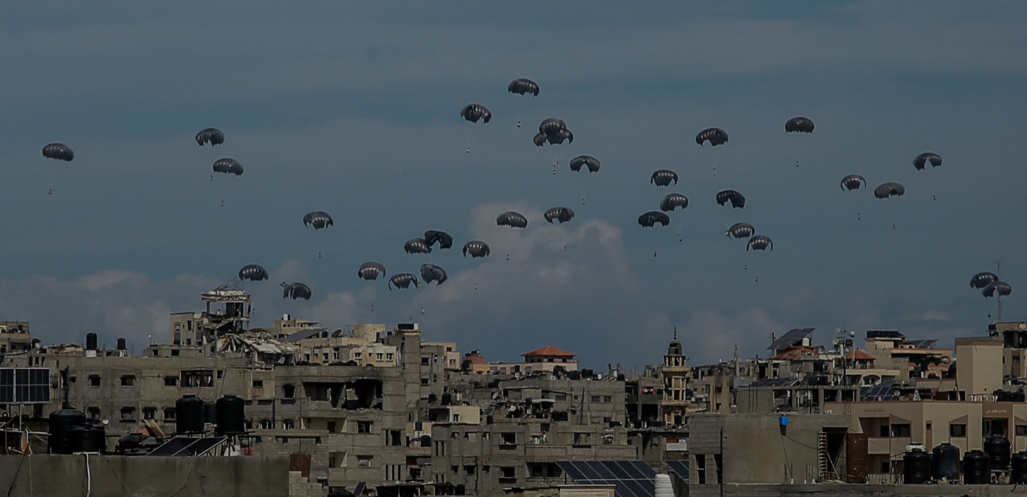 المساعدات الجوية الملقاة على قطاع غزة في خضم الحرب التي يشنها الجيش الإسرائيلي على القطاع منذ 7 أكتوبر 2024