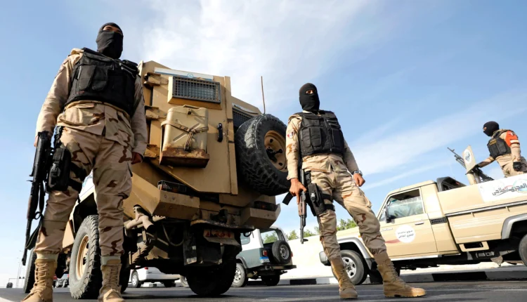 جنود من الجيش المصري يحرسون مداخل الأنفاق ومنطقة قناة السويس في الإسماعيلية، مصر