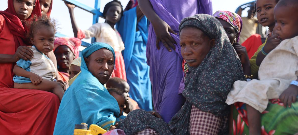 لاجئون سودانيون في مركز عبور في رينك، جنوب السودان. أجبرت الحرب ملايين السودانيين على النزوح داخل وخارج السودان