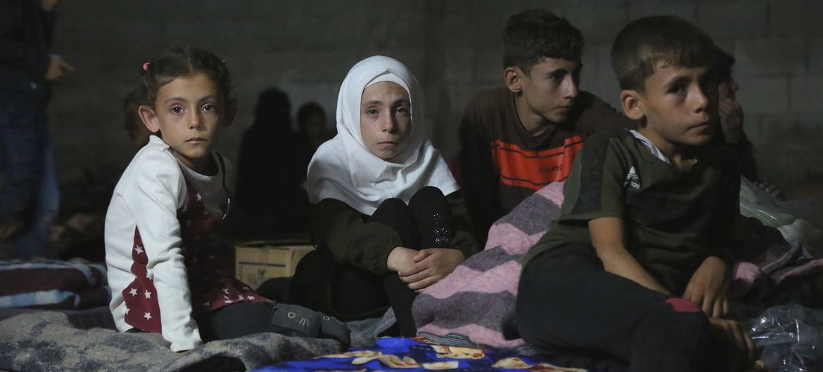 أطفال في شمال غرب سوريا يقيمون في مركز استقبال بعد تعرض منازلهم للقصف