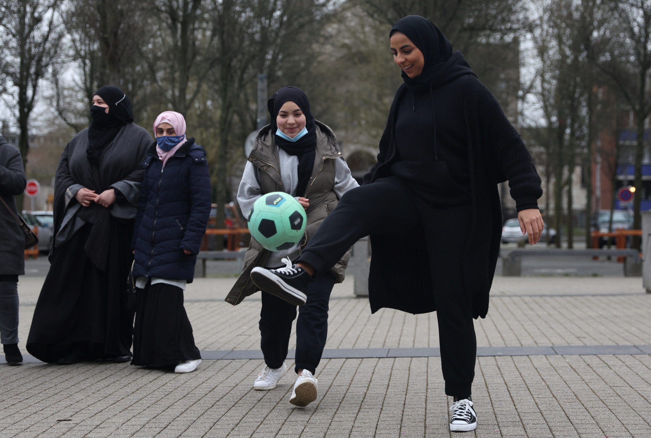 ضمان قدرة النساء والفتيات المسلمات على ممارسة الرياضة