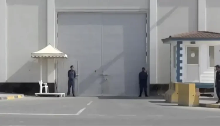 مئات السجناء