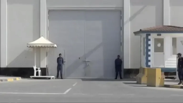 مئات السجناء