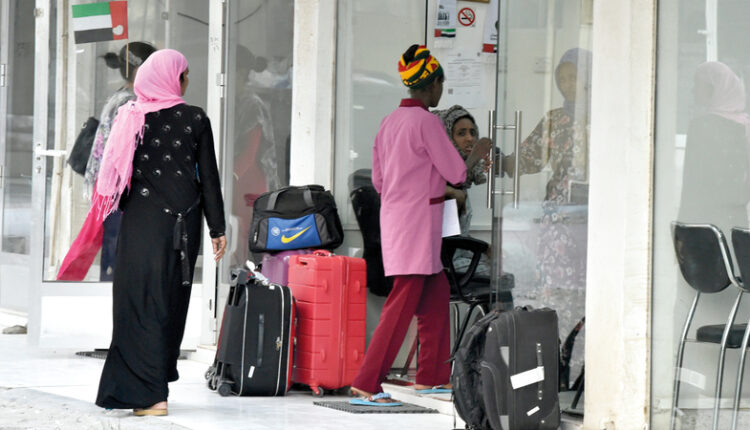 العاملات الوافدات في الخليج إلى ازدياد وكذلك انتهاكات لحقوق الإنسان