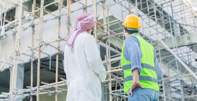 العمال في الإمارات