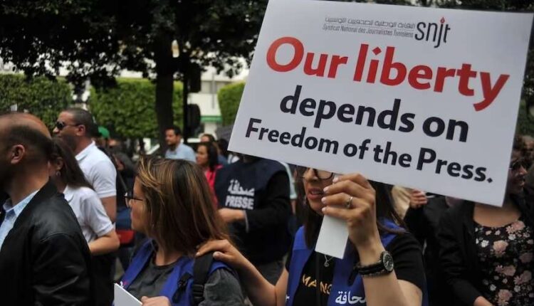 تونس: تصاعد حملة قمع الحريات واستهداف المدافعين عن حقوق الإنسان ونشطاء الرأي