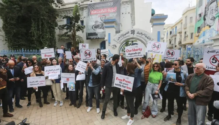 تونس: السلطات تصعّد قمع الإعلام وحرية التعبير قبيل الانتخابات الرئاسية