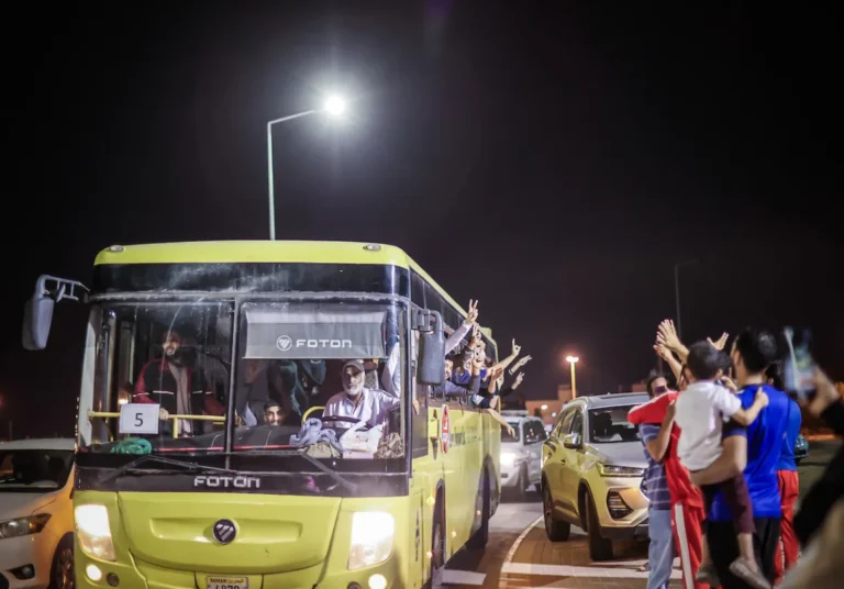 سجينًا خلف القضبان