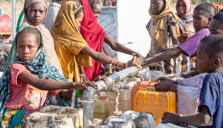 أطفال يحصلون على مياه نظيفة وآمنة من محطة أنشأتها اليونيسف في قرية السريف في دارفور.