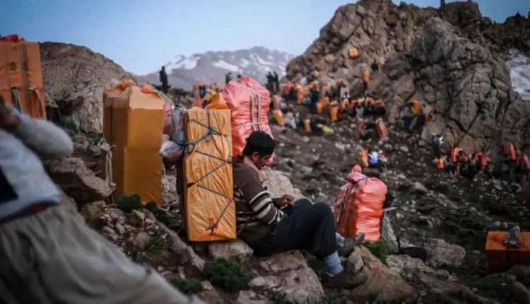 إيران: قوات الأمن تقتل أكرادا ينقلون البضائع عبر الحدود