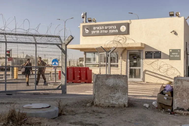 أسرى فلسطينيون لدى إسرائيل يواجهون معاملة غير إنسانية ترقى لجرائم حرب