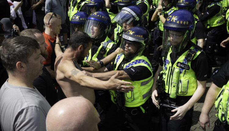 المملكة المتحدة: منصات التكنولوجيا الكبرى تؤجج العنف العنصري