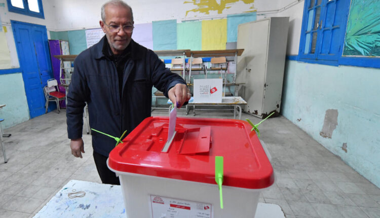 تونس: تقويض العملية الديمقراطية والتضييق على المرشحين قبيل الانتخابات ترسيخ للقبضة الاستبدادية في البلاد