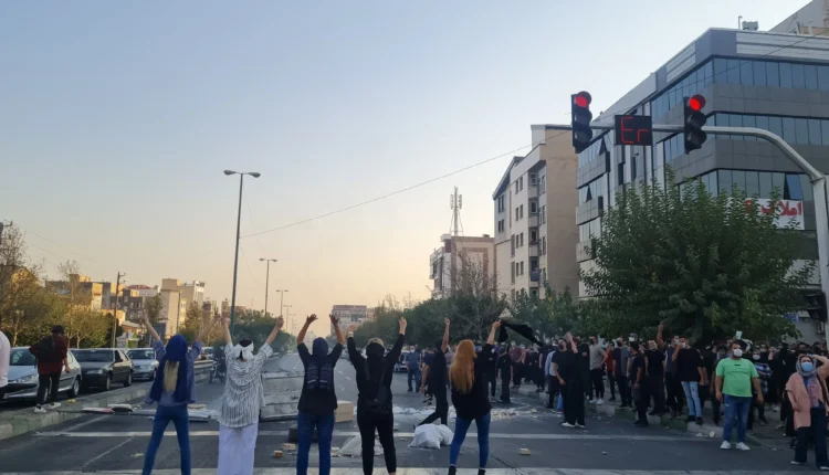 (بيروت) – قالت "هيومن رايتس ووتش" اليوم إن السلطات الإيرانية أضافت قيودا جديدة وفرضت عقوبات صارمة جديدة على منتهكي قوانين اللباس الإلزامي في البلاد. في سبتمبر/أيلول 2024، وافق "مجلس صيانة الدستور"، الهيئة القانونية صاحبة الموافقة النهائية على قوانين إيران، على قانون "حماية الأسرة من خلال تعزيز ثقافة الحجاب والعفة"، الذي سيدخل القانون حيز التنفيذ قريبا، وكان البرلمان قد أقره في 20 سبتمبر/أيلول 2023. يعزز القانون العديد التدابير القائمة أصلا لفرض الحجاب الإلزامي ويفرض عقوبات إضافية صارمة، مثل الغرامات وأحكام السَّجن الأطول، فضلا عن القيود المفروضة على فرص العمل والتعليم للمخالِفات. قالت ناهيد نقشبندي، باحثة إيران بالإنابة في هيومن رايتس ووتش: "بدلا من الاستجابة لحركة "المرأة، الحياة، الحرية" بإصلاحات جوهرية، تحاول الحكومة الاستبدادية إسكات النساء بقوانين لباس أكثر قمعا. لن يولّد هذا القانون إلا مقاومة شرسة وتحديا من جانب النساء داخل إيران وخارجها". يتألف القانون الجديد من 71 مادة لا تعزز سيطرة الحكومة على حياة النساء فحسب، بل أيضا تهدد الشركات والمؤسسات التي لا تفرض هذه التدابير التمييزية بالغرامات أو الإغلاق. كما تشدد هذه المواد القانونية العقوبات على النشاط ضد الحجاب الإلزامي (المادة 36)، بما يشمل السَّجن المطوّل. ويوجّه القانون بشكل خاص وزارة الاستخبارات، والحرس الثوري الإسلامي (المادة 24)، والشرطة (المادة 28)، والقضاء (المادة 29) بتحديد التجاوزات وملاحقة مرتكبيها، ويوسّع سلطة هذه الهيئات في هذا المجال. قدّم الرئيس السابق الراحل إبراهيم رئيسي مشروع القانون إلى البرلمان في 21 مايو/أيار 2023. وفي 12 سبتمبر/أيلول 2023، وافقت اللجنة القضائية والقانونية في البرلمان على تعديلات القانون وفقا للمادة 85 من الدستور الإيراني. وبعد موافقة مجلس صيانة الدستور، سيُطبَّق قانون "الحجاب والعفة" لفترة تجريبية حددها البرلمان الإيراني بثلاث سنوات. يحدد قانون الحجاب والعفة أشكالا مختلفة من الحجاب "غير اللائق"، مع عقوبات متفاوتة بحسب نوع الحجاب "غير اللائق" الذي يُتَّهم الأشخاص بارتدائه. مثلا، تتناول المادة 47 الأفراد المتهمين بارتداء ملابس "غير محتشمة". بالنسبة للنساء والفتيات، يعني ذلك ارتداء ملابس ضيقة، أو ملابس تكشف أي جزء من الجسم أسفل الرقبة، أو فوق الكاحلين، أو فوق الساعدين. بالنسبة للرجال، يُشير إلى ارتداء ملابس ضيقة تكشف أي جزء من الجسم أسفل الصدر وفوق الركبتين، أو قمصان بلا أكمام تكشف الكتفين. ويواجه أي شخص يظهر بمثل هذه الملابس في الأماكن العامة، بما فيها الفضاءات الافتراضية، غرامة بين 20 مليون ريال إيراني (31 دولار أميركي) إلى 500 مليون ريال (790 دولار) اعتمادا على تكرار المخالفة. إذا تكررت المخالفة أكثر من أربع مرات، تتصاعد العقوبات لتشمل غرامة تصل إلى مليار و500 مليون ريال (2,380 دولار)، ومنع السفر حتى عامين، وحظر الأنشطة عبر الإنترنت حتى عامين، والسجن حتى خمسة أعوام. تتناول المادة 48 من قانون الحجاب والعفة العقوبة المفروضة على الأفراد الذين يظهرون في الأماكن العامة في حالة من العري أو شبه العري أو يرتدون ملابس "تعتبر اجتماعيا" معادلة للعري. وتشمل عقوبة مثل هذه الجرائم السَّجن حتى 10 أعوام أو غرامة تصل إلى مليار و500 مليون ريال (2,380 دولار)، وفي حالات المخالفات المتكررة، يمكن أن ترتفع إلى السجن حتى 15 عاما و800 مليون ريال (4,445 دولار). وبموجب المادة 36، يمكن الحكم على أي شخص يروج لثقافة العري، وعدم الاحتشام، والسفور بالتعاون مع كيانات أجنبية بالسجن من خمسة إلى 10 أعوام. تنص المادة 49 على أن أي امرأة أو فتاة تظهر في الأماكن العامة، سواء حضوريا أو على الإنترنت، دون ارتداء الحجاب بشكل صحيح، بحيث يكون رأسها مكشوفا، ستخضع لغرامة تتراوح من 15 مليون ريال (24 دولار) إلى 500 مليون ريال (790 دولار)، اعتمادا على تكرار المخالفة. إذا تكررت المخالفة أكثر من أربع مرات، ترتفع العقوبات حتى مليار و500 مليون ريال (2,380 دولار)، ومنع السفر حتى عامين، والحظر من الأنشطة عبر الإنترنت حتى عامين، والسجن حتى خمسة أعوام. ويمتد نطاق القانون إلى الفضاءات الرقمية من خلال معاقبة السلوكيات التي تعزز انتهاك قواعد الحجاب عبر الإنترنت. ويواجه الذين يشاركون محتوى يروج للعري أو يسخر من الحجاب غرامات وقيودا على النشاط على الإنترنت (المادة 37). منصات التواصل الاجتماعي ملزمة بمراقبة مثل هذا المحتوى وإزالته في غضون 12 ساعة (المادة 42). وسيواجه المؤثرون أو الشخصيات العامة الذين يشاركون في هذه الأفعال أو يؤيدونها عقوبات أشد قسوة، مثل غرامات حتى 5٪ من إجمالي أصولهم، فضلا عن منعهم من مغادرة إيران والمشاركة في الأنشطة المهنية (المادة 41). ويمكن أيضا محاسبة أصحاب الأعمال إذا روجوا محتوًى يتعارض مع القيم الإسلامية التي تفرضها الدولة (المادة 39). وبموجب المادة 28، فإن "قوة إنفاذ القانون في الجمهورية الإسلامية الإيرانية" (فراجا) ملزمة باستخدام أنظمة تكنولوجية، مثل كاميرات مراقبة المرور والذكاء الاصطناعي، لتحديد المخالفين المحتملين. كما تُلزَم الأجهزة الأمنية بنشر أنظمة عبر الإنترنت لتراقب خروقات الأعراف الاجتماعية وتطبيع ما يسمى "السلوك غير اللائق" وإبلاغ القضاء عن المخالفين. تجدر الإشارة إلى أن البرلمان الإيراني استثنى القاعدة المعتادة التي تقضي بأنّ فقط البرلمان بنصاب كامل يستطيع صياغة القوانين وإقرارها. صوّت البرلمان على السماح للّجنة القضائية والقانونية، وهي مجموعة أصغر داخل البرلمان، بصياغة القانون. وبفضل هذا التفويض، تستطيع مجموعة أصغر أن تقيّد المناقشة المفتوحة وقد لا تعكس آراء جميع الممثلين المنتخبين. وعادة ما يُسمح بمثل هذا التفويض في "الظروف الطارئة" فقط. يأتي إقرار هذا القانون رغم معارضة الرئيس مسعود بزشكيان العلنية والمستمرة لتطبيق الحجاب الإلزامي بشكل صارم خلال حملته الانتخابية. لكن، بموجب القانون الإيراني، الرئيس ملزم بتنفيذ قرارات البرلمان. إذا امتنع الرئيس بزشكيان عن التوقيع على القرار أو إصداره في المهلة الزمنية المطلوبة، يتعين على الجريدة الرسمية الإيرانية، بناء على تعليمات رئيس البرلمان، نشر القانون في غضون 72 ساعة. ومع ذلك، قالت هيومن رايتس ووتش إنه ينبغي للرئيس بزشكيان رفض التوقيع على القانون وأن يتخذ جميع التدابير الممكنة لتقليل الضرر الناجم عن تطبيقه. قالت نقشبندي: "على المجتمع الدولي مطالبة إيران بوقف تطبيق قانون الحجاب والعفة الجديد، وأن يضمن بدل ذلك عدم تعرض النساء والفتيات للتمييز والانتهاكات بسبب خياراتهن المتعلقة باللباس".