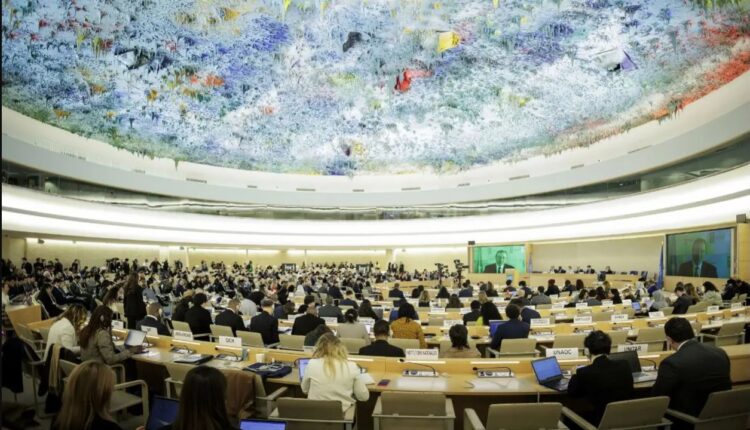 (نيويورك) – قالت "هيومن رايتس ووتش" اليوم إن على الدول الأعضاء في الأمم المتحدة رفض طلب السعودية الحصول على مقعد في "مجلس حقوق الإنسان التابع للأمم المتحدة" بسبب الانتهاكات الواسعة النطاق التي ارتكبتها المملكة، بما فيها جرائم محتملة ضد الإنسانية. في 9 أكتوبر/تشرين الأول 2024، ستختار "الجمعية العامة للأمم المتحدة" 18 عضوا جديدا لولاية مدتها ثلاث سنوات في مجلس حقوق الإنسان، تبدأ في يناير/كانون الثاني 2025. في ذلك التصويت، الذي يكاديخلو من المنافسة، على وفود الدول أن تنظر بجدية فيما إذا كانت قطر وتايلاند وإثيوبيا تستحق أن تكون في المجلس الذي يضم 47 دولة نظرا للمخاوف الخطيرة بشأن سجلاتها الحقوقية. قال لويس شاربونو، مدير شؤون الأمم المتحدة في هيومن رايتس ووتش: "السعودية ليست جديرة بعضوية مجلس حقوق الإنسان، وعلى الدول الأعضاء في الأمم المتحدة رفض ترشيح المملكة، كما فعلت في 2020. فالحكومات التي ترتكب جرائم ضد الإنسانية أو جرائم فظيعة مماثلة وتضمن إفلات المسؤولين عنها من العقاب ينبغي ألا تُكافَأ بمقاعد في أعلى هيئة حقوقية أممية". يحثّ قرار الجمعية العامة 60/251، الذي أنشأ مجلس حقوق الإنسان، الدول التي تصوت لاختيار الأعضاء على مراعاة "إسهام المرشحين في تعزيز وحماية حقوق الإنسان". ويطلب من أعضاء المجلس أن يتحلوا "بأعلى المعايير في تعزيز وحماية حقوق الإنسان" في بلدانهم وخارجها "وأن يتعاونوا مع المجلس تعاونا كاملا". وقد وثّقت هيومن رايتس ووتش قتل حرس الحدود السعودي مئات المهاجرين وطالبي اللجوء الإثيوبيين الذين حاولوا عبور الحدود اليمنية-السعودية في عامي 2022 و2023، وهي جرائم محتملة ضد الإنسانية. كما لم تكن هناك مساءلة عن جرائم الحرب الكثيرة التي ارتكبها التحالف بقيادة السعودية في اليمن خلال النزاع الذي بدأ هناك في 2015، ويرجع ذلك لأسباب منها الجهود السعودية لتعطيل تحقيق أممي مستقل في انتهاكات حقوق الإنسان وجرائم الحرب. كما لم تجرِ السعودية أي مساءلة عن جريمة قتل الصحفي السعودي جمال خاشقجي في القنصلية السعودية في إسطنبول عام 2018، والتي وقعت قبل ست سنوات في مثل هذا الأسبوع. وقد خلص تقرير استخباري أمريكي صدر عام 2018 إلى أن ولي العهد محمد بن سلمان هو من أعطى موافقته على جريمة القتل. في التصويت المقبل، تتنافس 19 دولة على 18 مقعدا، تم توزيعها وفقا للمجموعات الجغرافية الخمس في الأمم المتحدة. مجموعة آسيا والمحيط الهادئ هي الوحيدة التي فيها قدر ضئيل من المنافسة: ستة مرشحين – تايلاند وجزر المارشال والسعودية وقبرص وقطر وكوريا الجنوبية – يتنافسون على خمسة مقاعد. أما القوائم الأخرى فلا توجد فيها أي منافسة، ما يعني أن جميع المرشحين ضمنوا تقريبا فوزهم بالمقاعد. وفي أفريقيا، المرشحون هم إثيوبيا وبنين وجمهورية الكونغو الديمقراطية وغامبيا وكينيا. بالنسبة لأمريكا اللاتينية ومنطقة البحر الكاريبي، تتنافس بوليفيا وكولومبيا والمكسيك على ثلاثة مقاعد. بالنسبة لمجموعة أوروبا الغربية، تسعى كل من إسبانيا وأيسلندا وسويسرا للحصول على المقاعد الثلاثة. بالنسبة لأوروبا الوسطى والشرقية، من المرتقب حصول جمهورية التشيك ومقدونيا الشمالية على المقعدين المتاحين. لدى قطر وتايلاند سجلات حقوقية سيئة، وكلاهما يستخدم قوانين غامضة وفضفاضة تجعل من انتقاد الحكومة جريمة جنائية. وتقمع السلطات القطرية الحقوق الأساسية في المشاركة الديمقراطية، ولم تعوّض العمال الوافدين عن الانتهاكات واسعة النطاق قبل "كأس العالم فيفا" لكرة القدم 2022 في قطر، ومنها سرقة الأجور والوفيات غير المبررة للعمال الذين حضّروا البطولة وأنجزوها. وبموجب دستور تايلاند لعام 2018 الذي تشوبه عيوب جوهرية والصادر في ظل الحكم العسكري، حلّت السلطات الحزب السياسي الفائز بأكبر عدد من الأصوات في انتخابات 2023، وحاكمت قرابة ألفَي شخص بموجب مرسوم طوارئ منتهي الصلاحية وقوانين فضفاضة بشأن إهانة الملك والفتنة والجرائم الإلكترونية، ما يقوض الحق في حرية التعبير، وتكوين الجمعيات، والتجمع، والمشاركة الديمقراطية. في إثيوبيا، ما يزال ضحايا الجرائم ضد الإنسانية وغيرها من الفظائع في انتظار المساءلة الحقيقية في حين ارتكبت القوات الحكومية جرائم حرب خلال النزاعات المستمرة كما هو الحال في منطقة أمهرة. وقد قوّضت إثيوبيا الرقابة الدولية على الانتهاكات الجسيمة، بما فيها التحقيقات الإقليمية التي تجريها الأمم المتحدة والتحقيقات الإقليمية الأفريقية. أما في كينيا، فقد أطلقت قوات الأمن النار مباشرة على حشود من المحتجين خلال المظاهرات التي عمت البلاد في يونيو/حزيران احتجاجا على مشروع قانون المالية الذي اقترحته الحكومة. ولم تكن هناك أي مساءلة واضحة لأفراد قوات الأمن الذين استخدموا القوة المفرطة والقاتلة التي قتلت متظاهرين، ومنهم من كان يفر. وفي جمهورية الكونغو الديمقراطية، اتخذت السلطات إجراءات صارمة ضد أعضاء أحزاب المعارضة ونشطاء المجتمع المدني ومنتقدي الحكومة والصحفيين طوال فترة الانتخابات الرئاسية لعام 2023 وما بعدها. وباستثناء عدد قليل من الإدانات، لم يحاسَب أفراد قوات الأمن الكونغولية المسؤولين عن قتل 57 شخصا على الأقل في غوما في أغسطس/آب 2023. وفي المكسيك، تتقاعس الحكومة عن التصدي للعنف الإجرامي واسع النطاق والانتهاكات المتكررة على يد قوات الأمن الحكومية. وبصفتها عضوا حاليا في مجلس حقوق الإنسان، قادت المكسيك قرارات مواضيعية هامة بشأن حقوق المهاجرين، لكنها لم تتخذ إجراءات بشأن الانتهاكات المتفشية ضد المهاجرين ضمن حدودها. كما أن بوليفيا، العضو الحالي في مجلس حقوق الإنسان والتي تسعى إلى إعادة انتخابها، عارضت باستمرار مراجعة السجلات الحقوقية السيئة لحكومات مختلفة، منها نيكاراغوا وروسيا وإيران. وتفتقر محاكم البلاد إلى الاستقلالية، وقد استخدمتها الحكومات المتعاقبة لمحاكمة المعارضين بشكل تعسفي. وما تزال معدلات العنف في كولومبيا مرتفعة، حيث تقتل المجموعات المسلحة المدافعين عن حقوق الإنسان وتجند الأطفال وترتكب انتهاكات خطيرة أخرى. ولدى الجمهورية التشيكية سجل قوي في دعم حقوق الإنسان في أوكرانيا والمساءلة عن جرائم الحرب التي ارتكبها الجيش الروسي وغيرها من الفظائع. لكنها اتخذت نهجا معاكسا مع إسرائيل وفظائعها المرتكبة في فلسطين، وصوتت في سبتمبر/أيلول ضد قرار الجمعية العامة للأمم المتحدة الذي يؤيد الحكم التاريخي لـ "محكمة العدل الدولية" الذي يدعو إلى إنهاء الانتهاكات الإسرائيلية المرتكبة خلال الاحتلال الإسرائيلي للأراضي الفلسطينية على مدى عقود. قال شاربونو: ''الغياب شبه التام للمنافسة في التصويت في مجلس حقوق الإنسان هذا العام يجعل من كلمة 'انتخابات' مدعاة للسخرية ويمهد الطريق أمام جميع المرشحين تقريبا للحصول على مقعد، سواء كانوا يستحقونه أم لا. على الدول أعضاء المجلس المهتمة بحقوق الإنسان أن تستغل سنوات ولايتها الثلاث لدعم التدقيق بشأن جميع الدول التي تبرر سجلاتها الحقوقية ذلك، سواء كانت في المجلس أو خارجه".