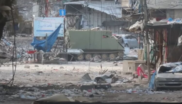 لقطة شاشة مقتطعة من مشاهد بثتها قناة الجزيرة الإخبارية لروبوت مفخخ إسرائيلي في أحد أحياء مخيم جباليا، شمالي قطاع غزة - مايو 2024