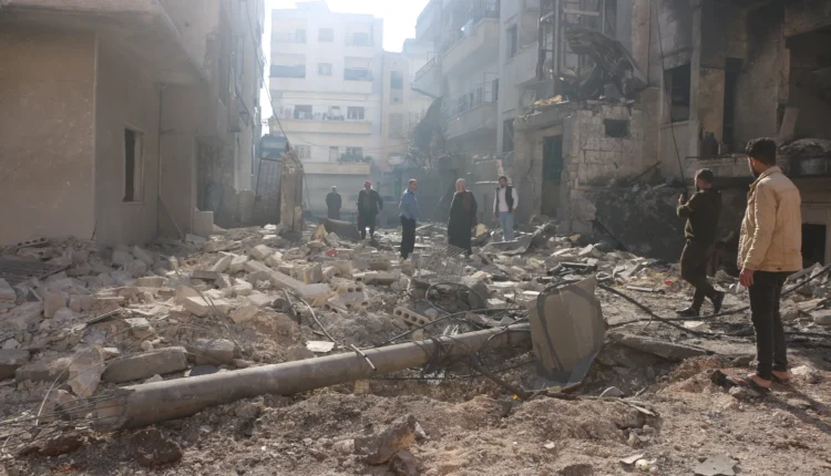 المناطق السكنية نتيجة غارة جوية شنتها القوات الحكومية السورية على وسط مدينة إدلب