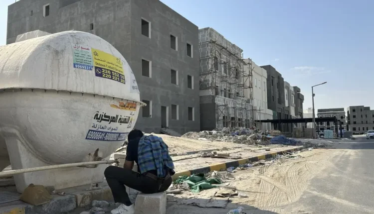 منظمة دولية: إذن المغادرة الكويتي يعرّض العمال الوافدين للخطر