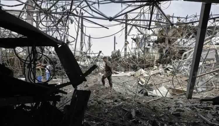 إسرائيل واليمن: ينبغي التحقيق في قصف المطارين كجرائم حرب