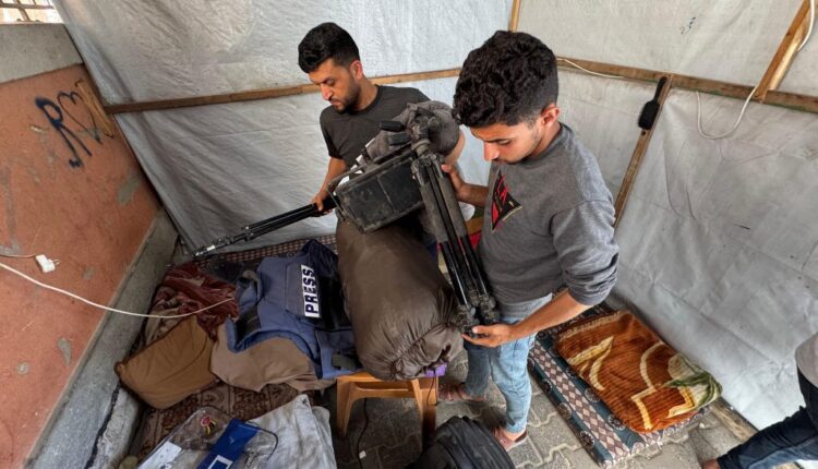 مخيم الصحفيين قرب مجمع ناصر تحت النار.. “عدوان سافر” يهدد التغطية الميدانية