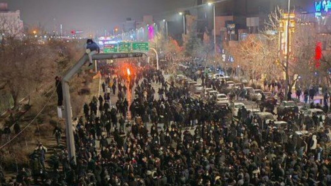 منظمة العفو الدولية: إعدام علني لمحتجَّين في إيران و60 آخرون على قوائم الإعدام بينهم ثلاثة اعتُقلوا وهم أطفال