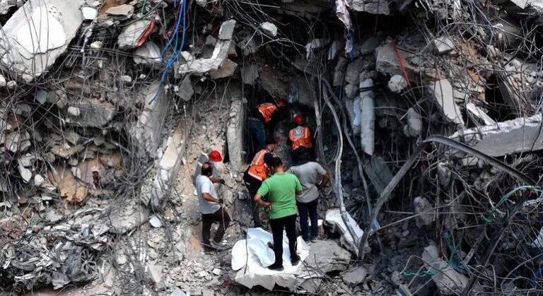 دفن جثامين 50 فلسطينياً انتُشلوا من تحت الأنقاض في غزة بينهم 19 طفلاً